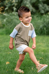 Relaxed Pocket Tee in Olive Prairie
